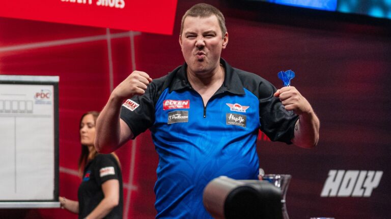baetens-shocks-cross-at-baltic-sea-darts-open-humphries-survives-scare