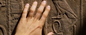british-researchers-unveil-4-000-year-old-handprint-in-egypt