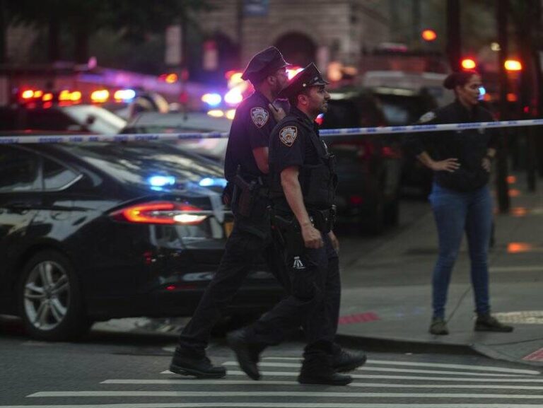 gunman-kills-four-including-officer-in-manhattan-shooting
