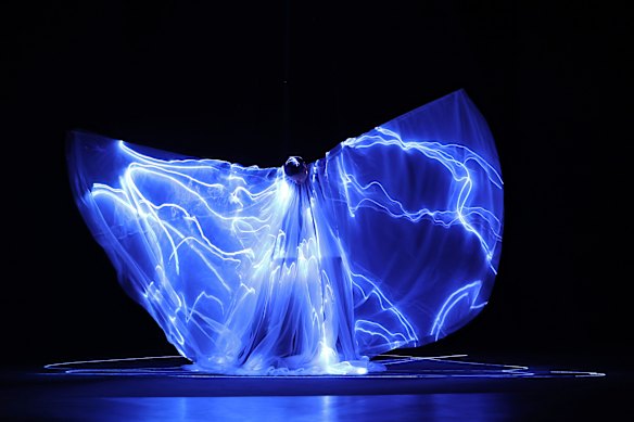 iris-van-herpen-unveils-living-dress-at-paris-haute-couture-show