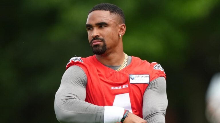 jalen-hurts-set-to-break-eagles-records-eyes-2025-milestones