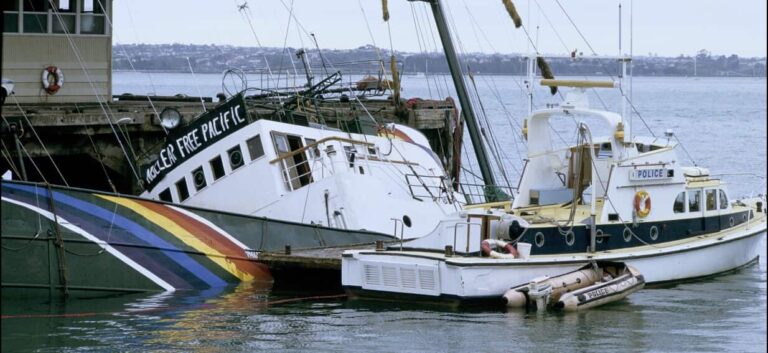ATTENTAT CONTRE "GREENPEACE" A AUCKLAND EXPLOSION DE LEUR BATEAU