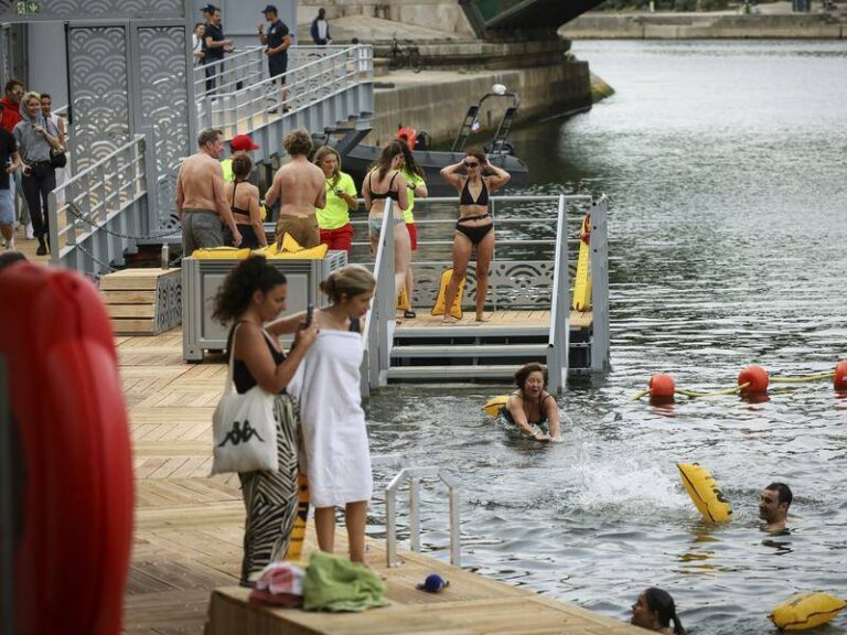 parisians-dive-into-the-seine-after-a-century-long-ban