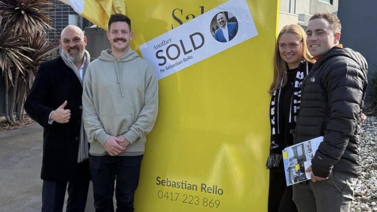 pascoe-vale-townhouse-fetches-705-000-at-competitive-auction-1