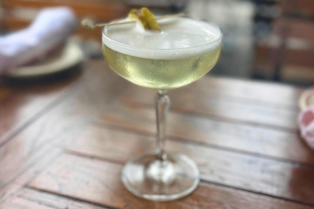 pickle-juice-the-unexpected-star-in-modern-cocktails