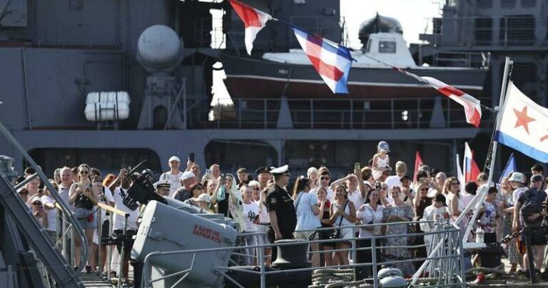 putin-marks-navy-day-in-st-petersburg-amid-drone-attacks