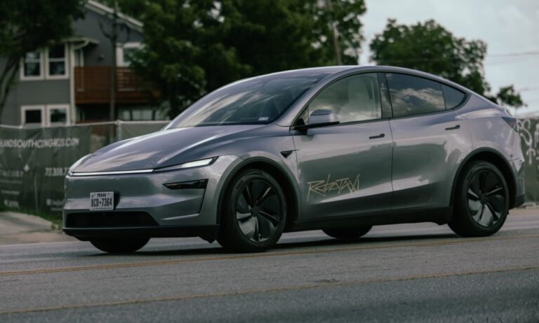 tesla-expands-robotaxi-app-with-enhanced-features-and-service-area