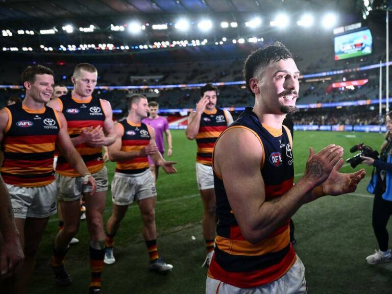 thilthorpe-leads-adelaide-to-11-point-victory-over-bulldogs