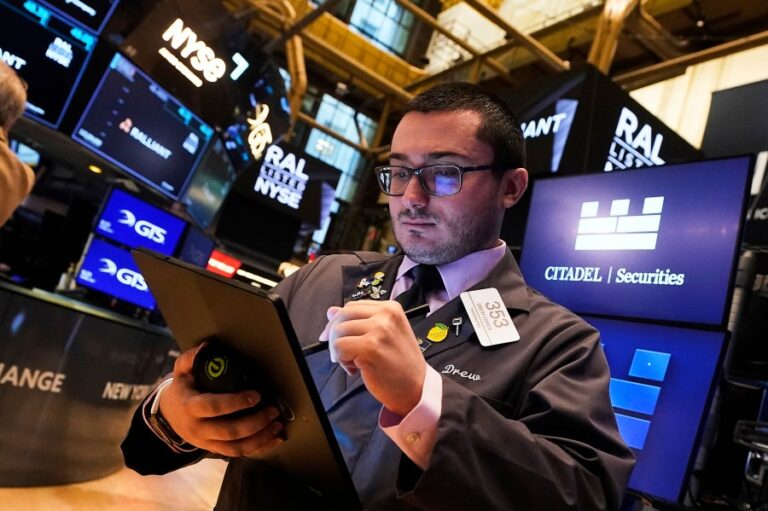 wall-street-divided-as-tech-stocks-plunge-amid-broader-market-gains