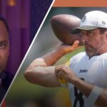 aaron-rodgers-struggles-with-new-helmet-design-at-steelers-camp