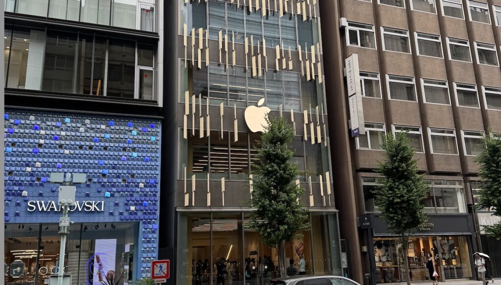 apple-ginza-store-in-tokyo-marks-three-years-in-temporary-space