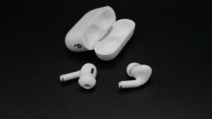 apple-releases-new-beta-firmware-for-airpods-pro-2-and-airpods-4