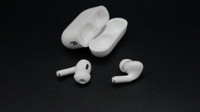 apple-releases-new-beta-firmware-for-airpods-pro-2-and-airpods-4
