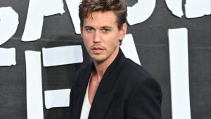 austin-butler-immerses-himself-in-character-for-caught-stealing