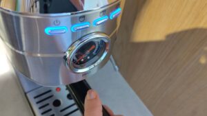 casabrews-5418-pro-espresso-machine-faces-mixed-reception