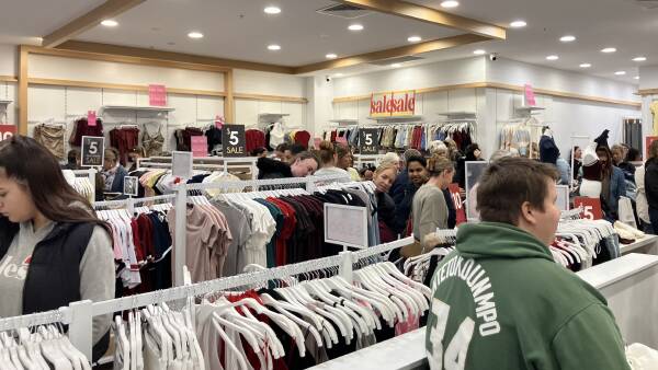 charity-raises-30-000-in-fashion-store-liquidation-event