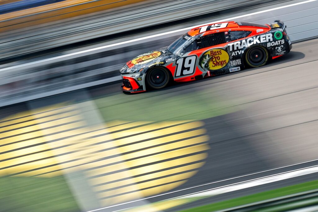chase-briscoe-claims-iowa-speedway-pole-in-nascar-cup-qualifying