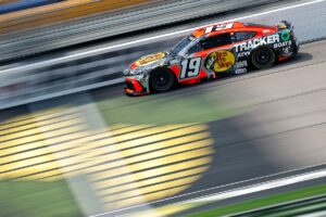 chase-briscoe-claims-iowa-speedway-pole-in-nascar-cup-qualifying