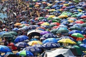 dalian-beach-welcomes-30-000-daily-visitors-during-summer-rush