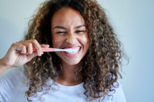 dentist-reveals-common-brushing-mistake-that-discolors-teeth