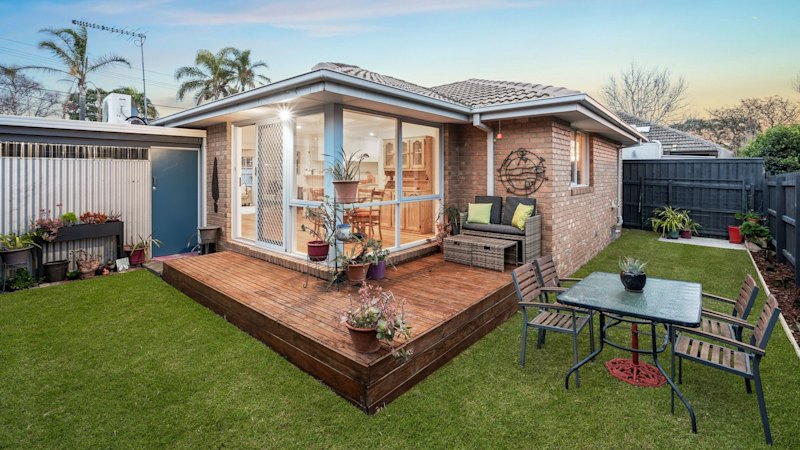 downsizers-prevail-at-auction-for-bentleigh-villa-unit