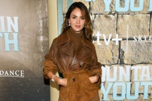 embrace-chocolate-fashion-this-winter-tips-from-eiza-gonz-lez