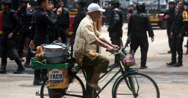 indonesia-s-president-revokes-lawmakers-housing-allowance-amid-protests