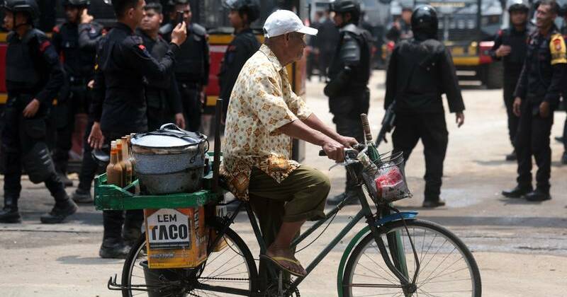 indonesia-s-president-revokes-lawmakers-housing-allowance-amid-protests