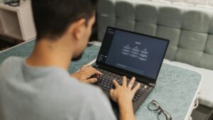 job-applications-flooded-by-ai-recruiters-call-for-authenticity