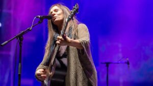 kasey-chambers-returns-to-mundi-mundi-bash-celebrates-outback-roots