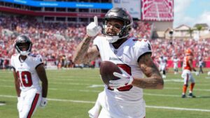 nfl-stars-mike-evans-and-derrick-henry-aim-for-historic-milestones