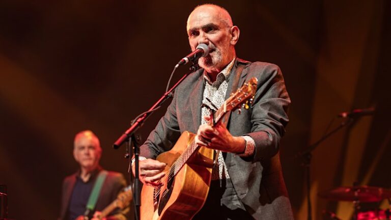 paul-kelly-moves-fans-with-heartfelt-performance-at-qudos-arena