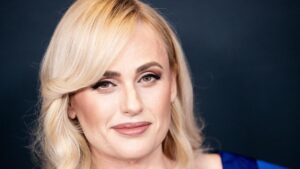 rebel-wilson-surprises-fans-with-the-kooks-at-reading-festival