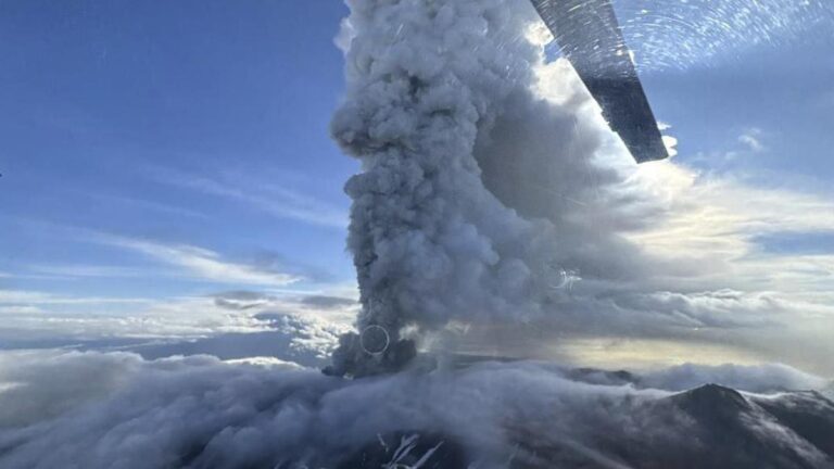 russian-volcano-erupts-for-first-time-in-600-years-amid-quake