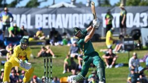 south-africa-dominates-australia-in-first-odi-in-cairns