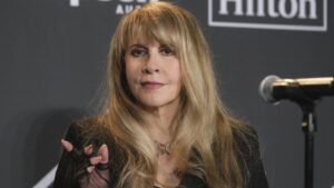 stevie-nicks-reschedules-tour-dates-following-shoulder-injury