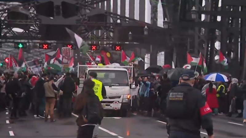 thousands-rally-on-sydney-harbour-bridge-for-pro-palestinian-march