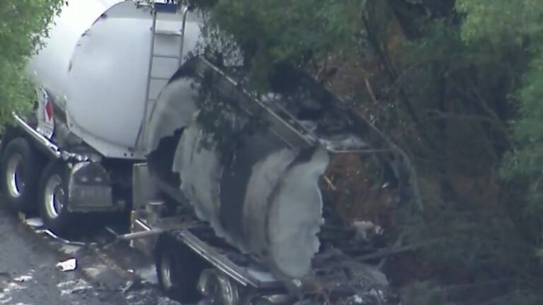 urgent-update-two-truck-drivers-killed-in-queensland-highway-crash