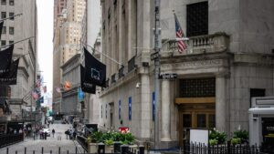 us-stocks-surge-after-weak-jobs-report-fuels-rate-cut-hopes