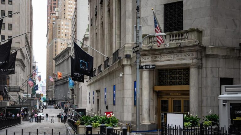 us-stocks-surge-after-weak-jobs-report-fuels-rate-cut-hopes