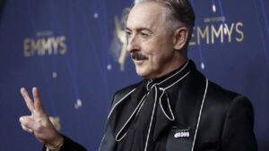 alan-cumming-proposes-donald-trump-join-the-traitors-us