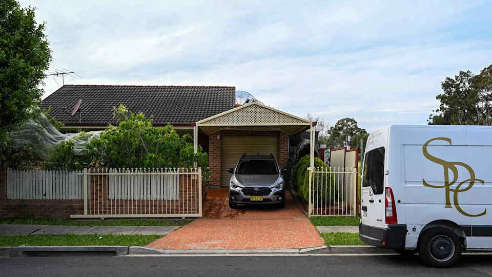 armed-intruders-break-in-gag-four-in-sydney-home-invasion