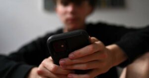 australia-enacts-groundbreaking-rules-to-ban-kids-from-social-media