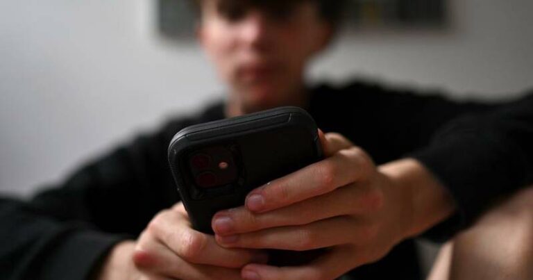 australia-enacts-groundbreaking-rules-to-ban-kids-from-social-media