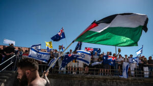 chaos-erupts-at-bondi-beach-as-pro-palestine-and-pro-israel-protests-clash