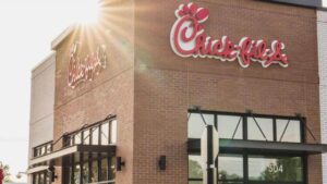 chick-fil-a-opens-new-location-in-aurora-with-free-meals-and-community-support