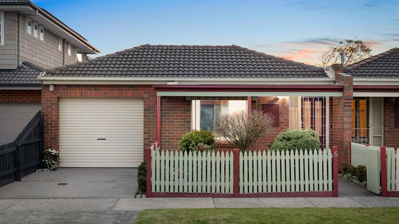 downsizer-secures-cheltenham-villa-for-887-000-at-auction