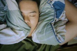 family-dynamics-shape-teen-sleep-patterns-new-study-reveals