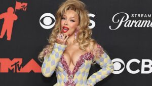 fashion-takes-center-stage-at-the-mtv-vmas-red-carpet