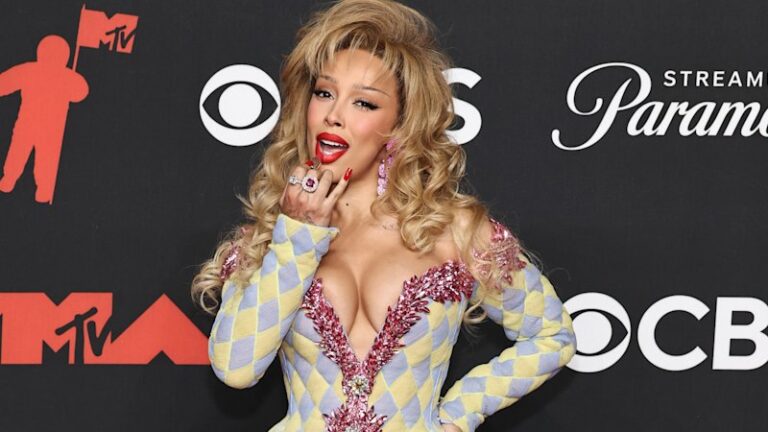 fashion-takes-center-stage-at-the-mtv-vmas-red-carpet
